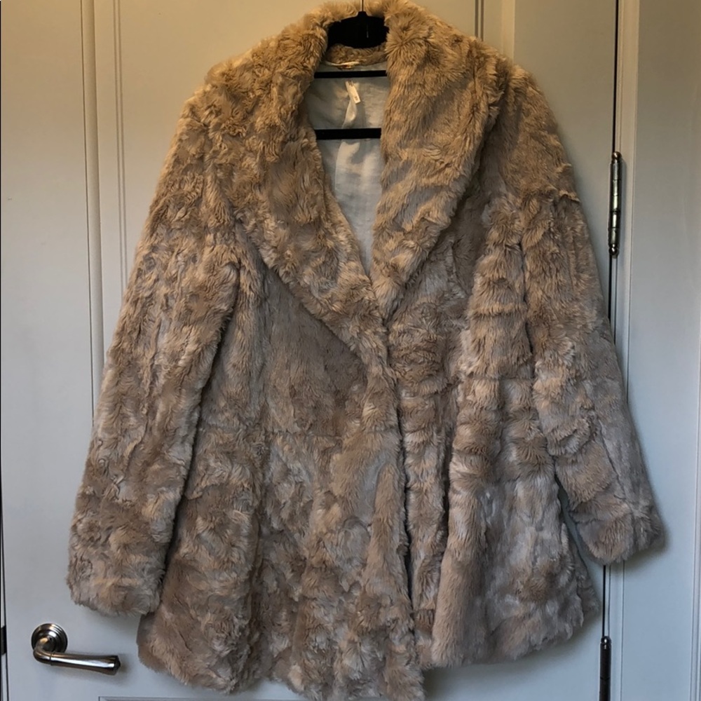 Swingy faux fur coat